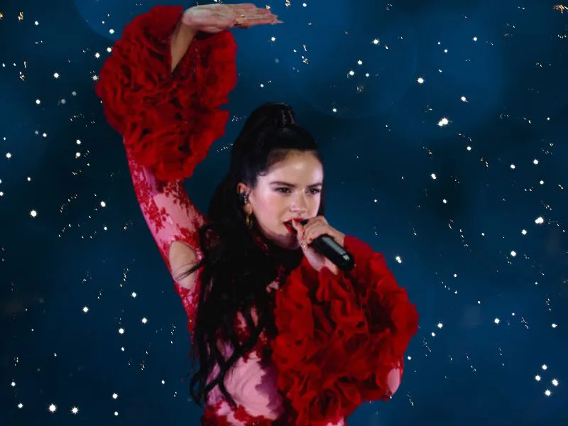 Rosalía Rosalía durante una de sus actuaciones en la gira de El Mal Querer, donde consolidó su fusión entre flamenco y música urbana.