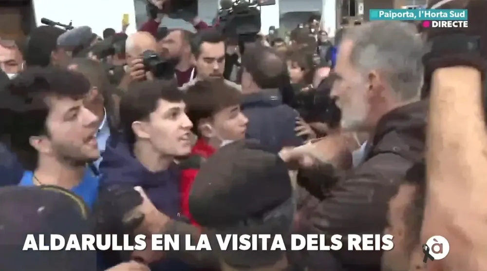 Rey y autoridades atacados | Europa Press 
