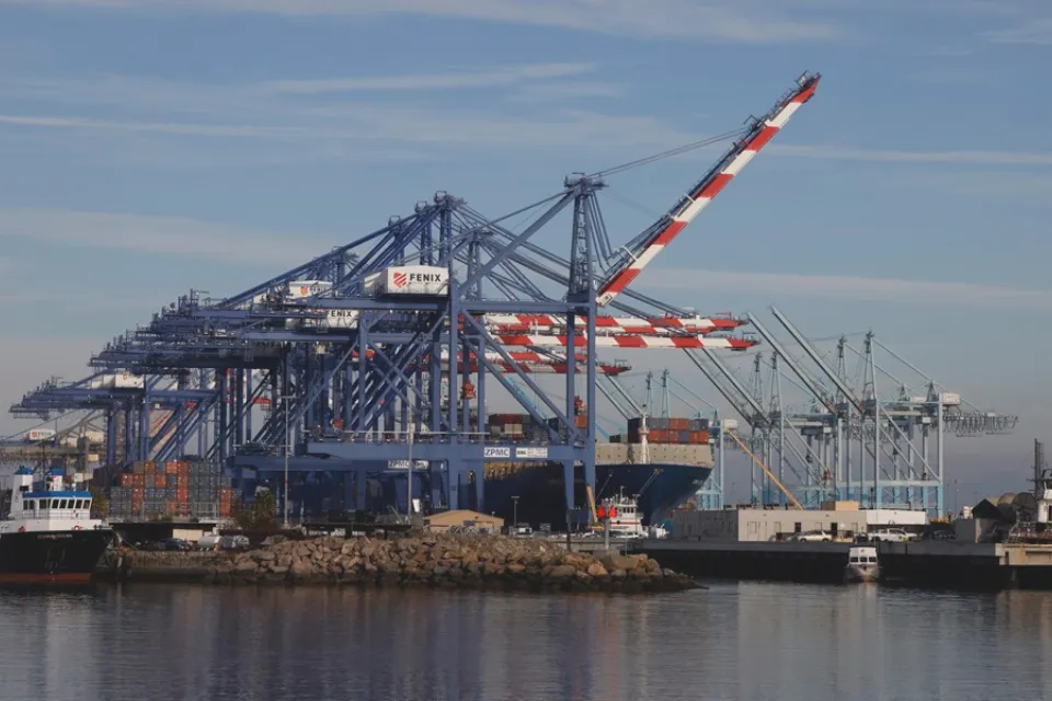 Puerto de Los Ángeles en Long Beach (EEUU)|Foto: EFE EPA Caroline Brehman La UE responde con contramedidas a los aranceles de EEUU al acero y aluminio

