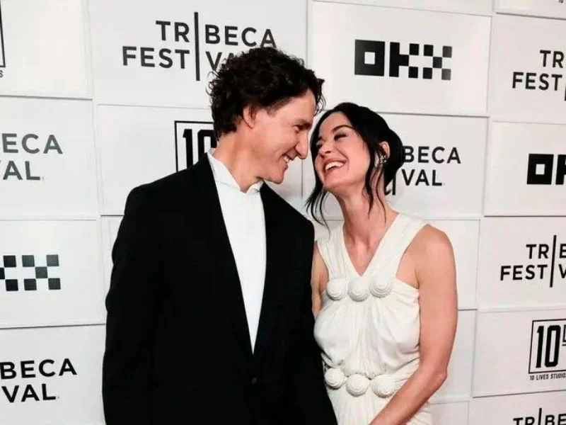 katy-perry-posando-junto-a-justin-trudeau-en-la-alfombra-roja-de-un-festival-de-cine|Foto: Getty Images