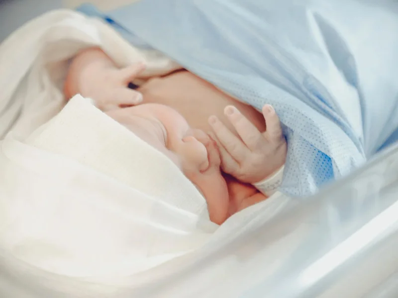 Un recién nacido en un centro hospitalario