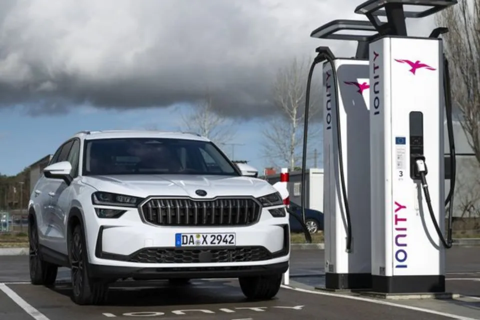 Coche eléctrico Un Skoda Kodiaq recarga su batería en una estación pública. Foto: El Confidencial/Skoda