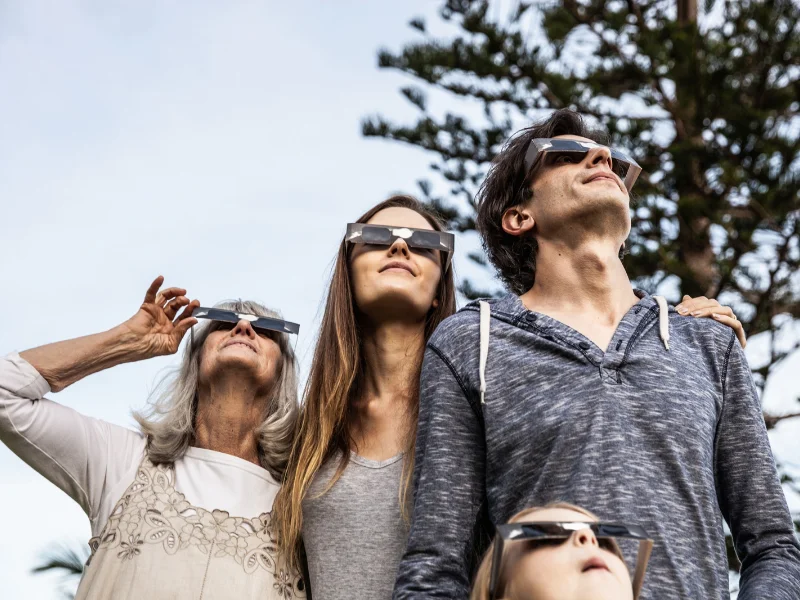 familia-viendo-el-eclipse-solar-del-12-de-agosto-de-2026-desde-una-casa-rural-airbnb-en-españa