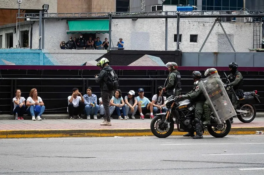 Funcionarios de la Guardia Nacional Bolivariana junto a manifestantes opositores, en Caracas|Foto: EFE/Ronald Peña R. Amnistía Internacional advierte sobre el «aumento drástico de desapariciones forzadas» en Venezuela

