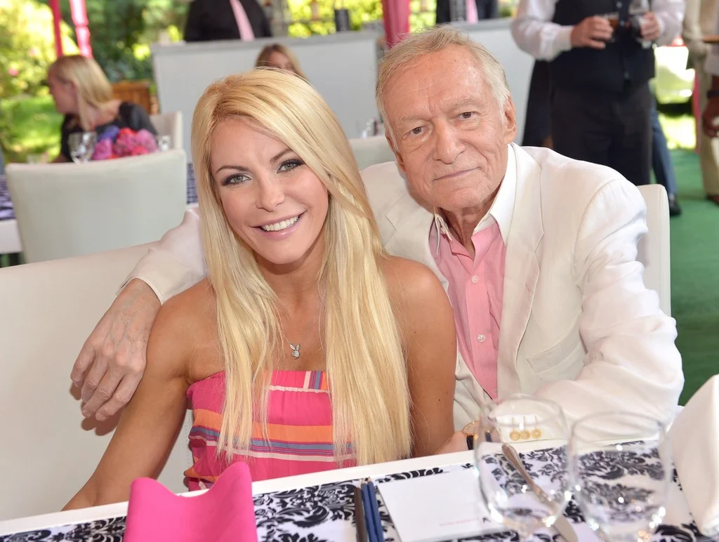 Crystal Hefner junto a su esposo fallecido Hugh Hefner | Foto: Charley Gallay / Getty