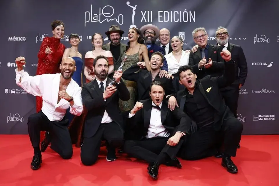 El equipo de la serie colombiana 'Cien años de soledad'|Foto: EFE/Daniel González Premios Platino: galardonadas ‘Ainda estou aqui’ y ‘Cien años de soledad’