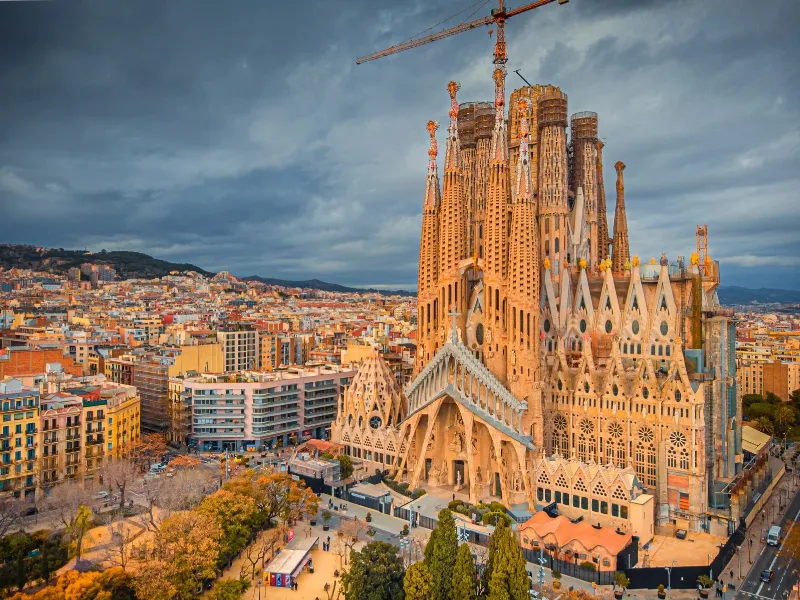España rompe récord turístico en 2025: Cataluña y Madrid retroceden España supera los 55 millones de turistas en 2025, aunque Cataluña y Madrid registran caídas. El gasto medio por visitante sigue en aumento
