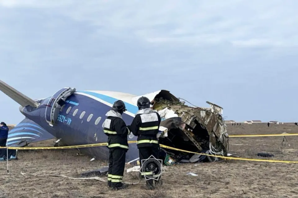 Accidente aéreo-Kazajstán- EFE/EPA/Ministerio de Emergencias de Kazajistán Equipos de emergencias en el lugar del accidente aéreo cerca de Aktau, Kazajstán