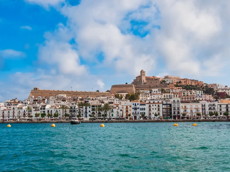 Vista panorámica del recinto amurallado de Dalt Vila y la catedral en la ciudad de Ibiza frente al mar