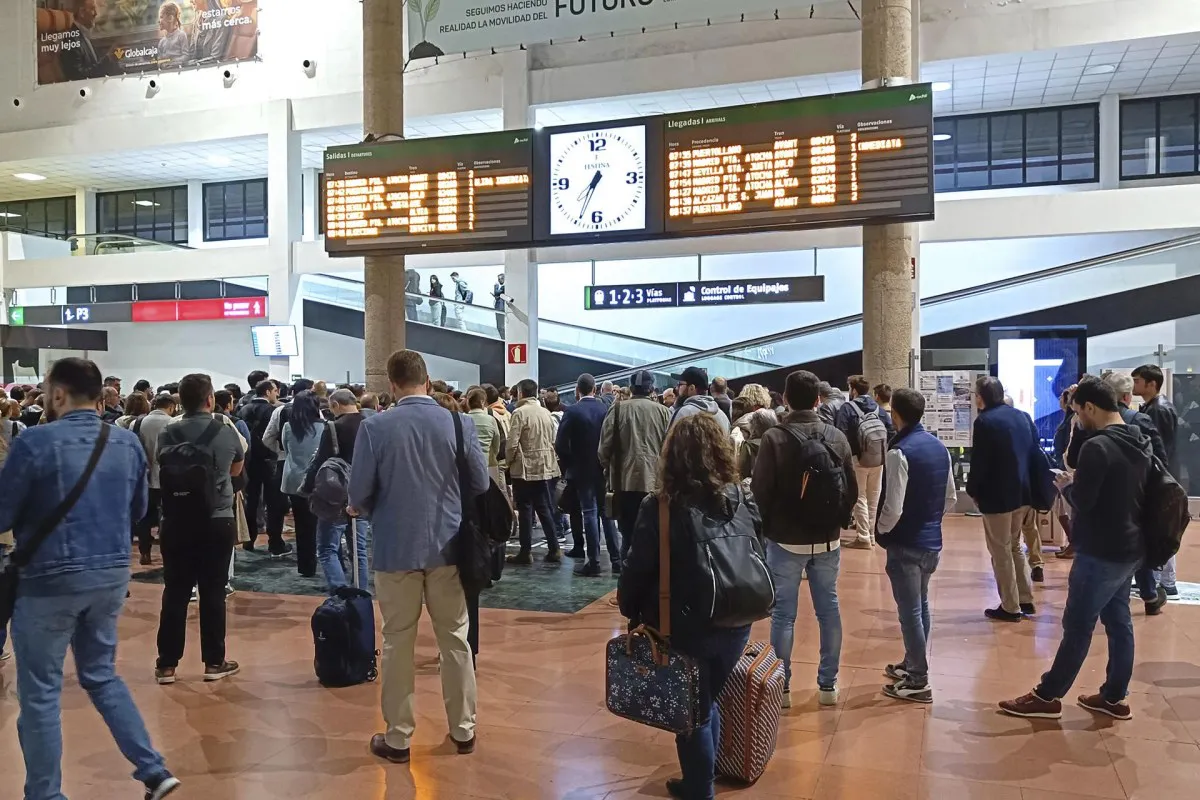 Viajeros de trenes afectados por incidencias en el servicio (Archivo) | Foto: EFE/Jesús Monroy El robo de cables en diversos puntos de la provincia de Toledo ocurrido este domingo ha afectado a cerca de 10.700 viajeros y 30 trenes afectados 