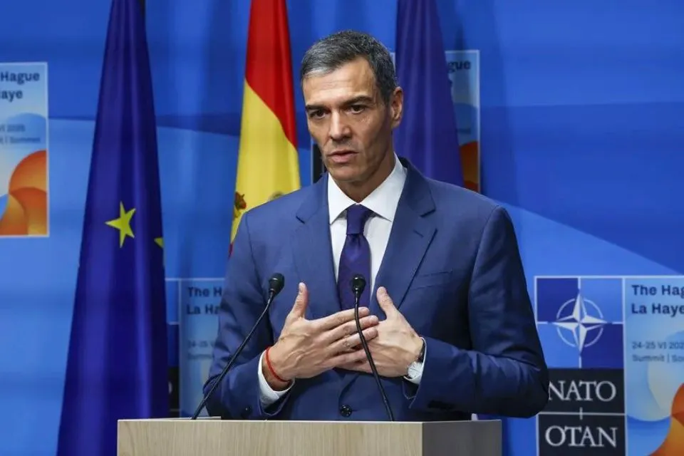 El presidente del Gobierno de España, Pedro Sánchez|Foto: EFE/J.J. Guillén Gasto en defensa: Sánchez ratifica que no subirá más del 2,1% y Trump amenaza con hacer «pagar el doble»