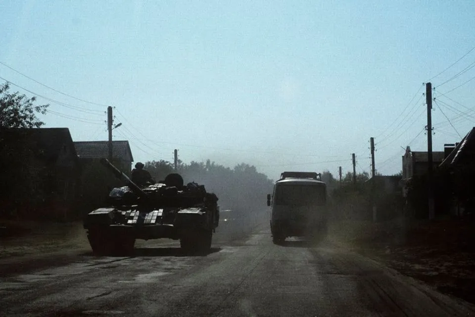 Autobús- tanque ucraniano- frontera con Rusia en la región de Sumy Ucrania- EFE/EPA/Geroge Ivanchenko autobús pasa junto a un tanque ucraniano en una carretera próxima a la frontera con Rusia en la región de Sumy, Ucrania, en una imagen de archivo. EFE/EPA/Geroge Ivanchenko