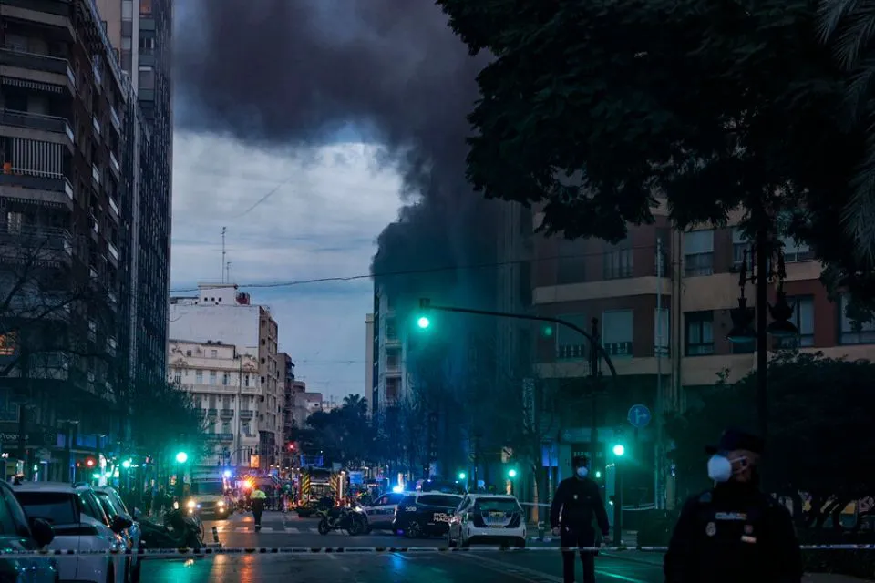 Gran columna de humo del incendio registrado en un bingo de Valencia. EFE/Manuel Bruque