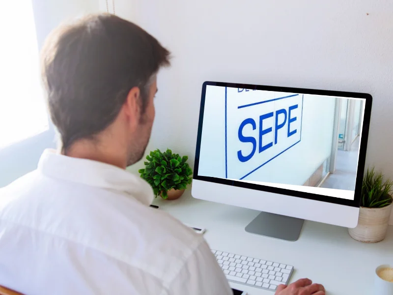 Persona realizando la solicitud de cita previa en el portal del Servicio Público de Empleo Estatal
