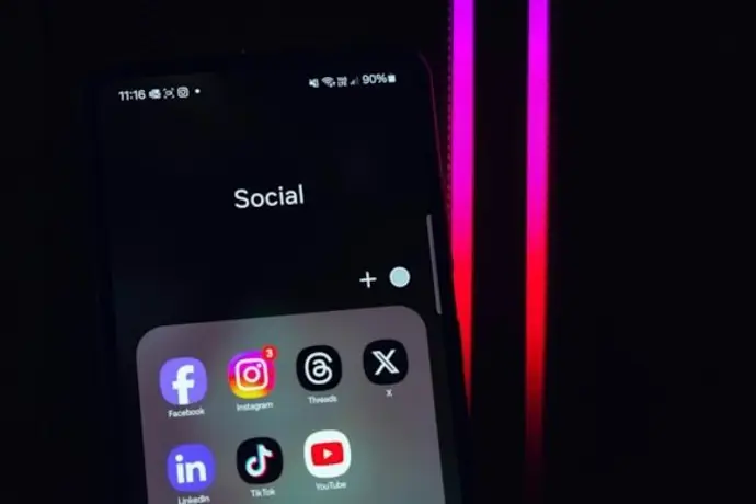 Redes sociales en un teléfono inteligente|Foto: Europa Press/GFK DAM Facebook e Instagram se consolidan como las preferidas en España, mientras que X pierde un 36% de usuarios