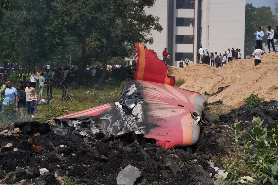 Personas junto a los escombros en el lugar del accidente aéreo en India|Foto: EFE/EPA/Sissharaj Solanki Un avión de Air India con 242 pasajeros con destino a Londres se estrella  en la India