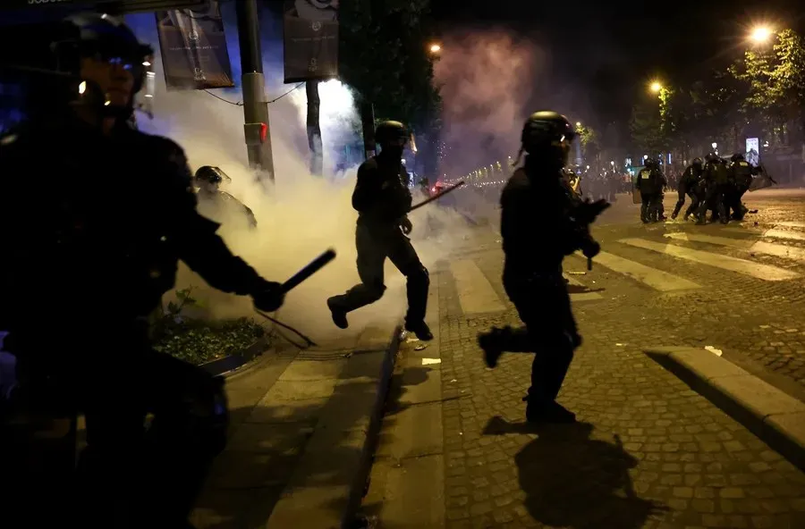 Disturbios en París durante la celebración del triunfo del PSG | Foto: EFE/EPA/Cristophe Petit Tesson La policía francesa actúa frente a los disturbios, mientras los aficionados del PSG celebran la victoria en la final de la UEFA Champions League 