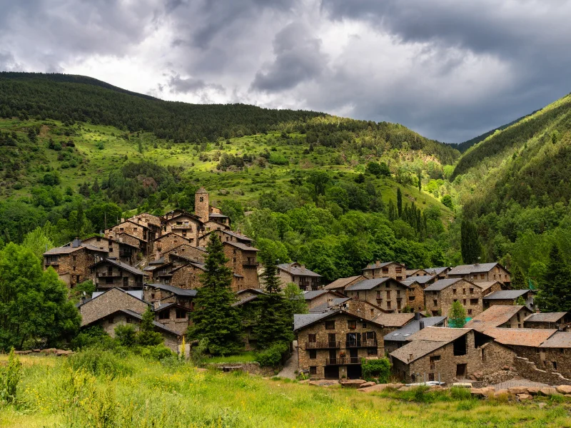 vistas-de-un-pueblo-de-montana-con-casas-de-piedra-bajo-un-cielo-despejado-en-verano