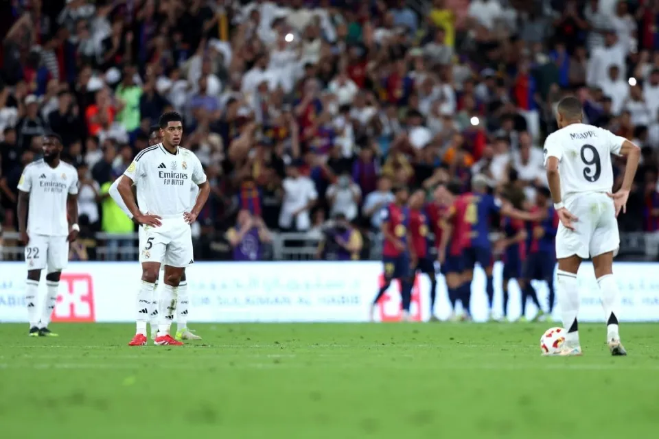 Jugadores del Real Madrid y del FC Barcelona|Foto: CNN/Getty Images Europe/Getty Images/Yasser Bakhsh Barcelona contra el Real Madrid en la final de la Copa del Rey: alineaciones posibles
