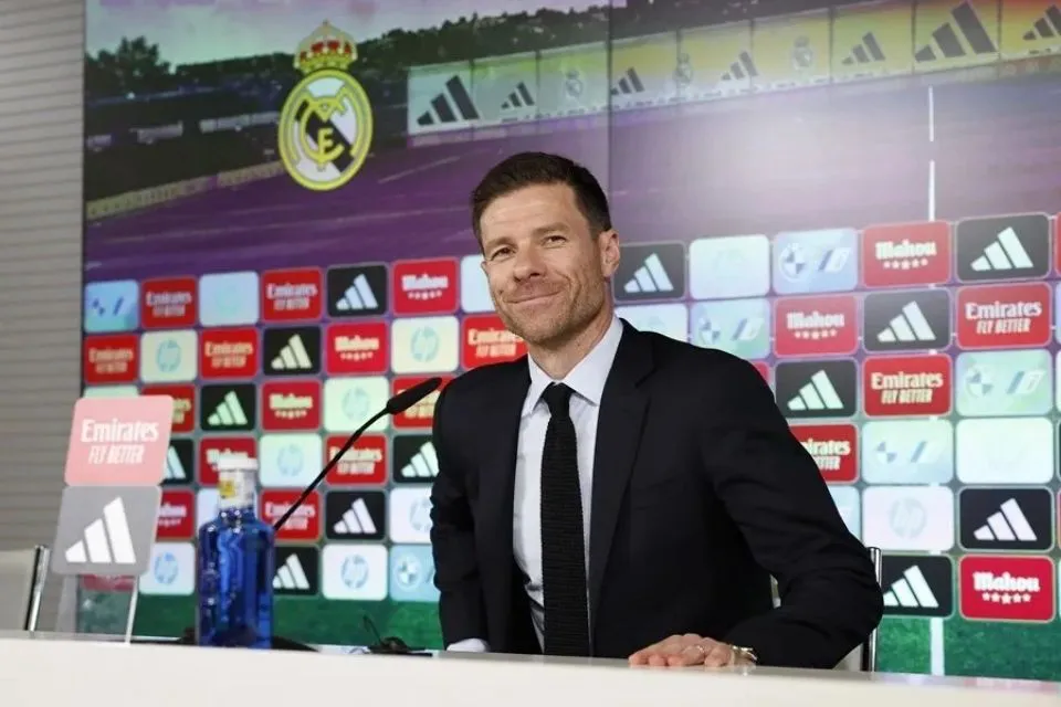 El exjugador del Real Madrid Xabi Alonso es presentado como nuevo entrenador del equipo|Foto: EFE/Chema Moya Xabi Alonso firma su contrato con el Real Madrid hasta 2028