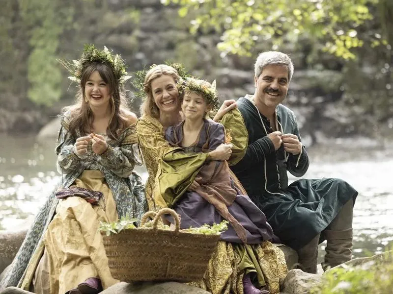 Alexandra Jiménez, Ernesto Sevilla, Luna Fulgencio y Amaia Miranda en 'Sin cobertura'|Foto: EFE/Sony Estrenos de cine esta semana: terror rural, comedia absurda y aventuras medievales
