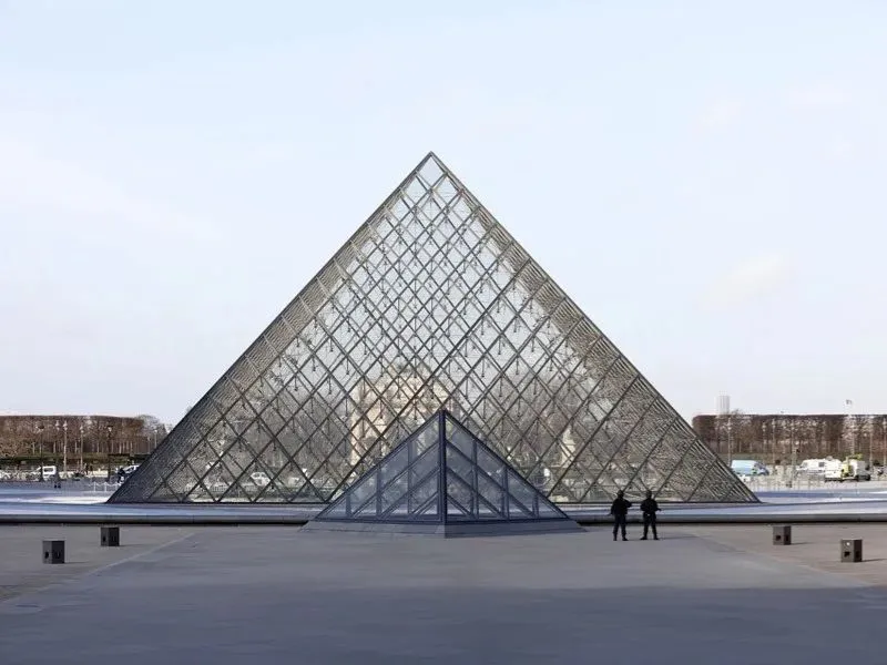 Cuatro ladrones roban joyas históricas del museo del Louvre en París en solo siete minutos|Foto: EFE/Ian Langsdon Cuatro ladrones roban joyas históricas del Louvre en solo siete minutos. El museo cierra y se intensifica el debate sobre seguridad cultural en Francia


