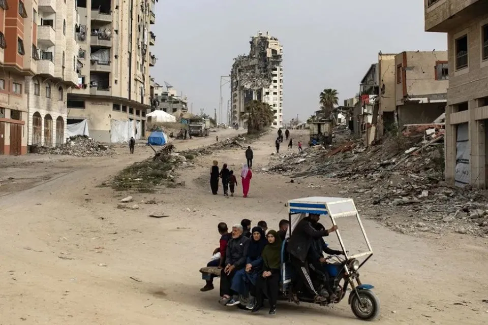 Palestinos se desplazan en el oeste de la ciudad de Gaza, Franja de Gaza|Foto: EFE/Haitham Imad Gaza: dos periodistas muertos y ocho heridos en un ataque israelí a una tienda de reporteros