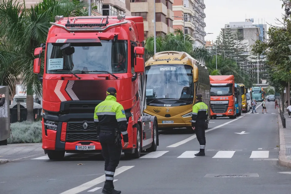 una caravana de vehículos circula por las calles de Las Palmas de Gran Canaria. EFE/Ángel Medina G. 