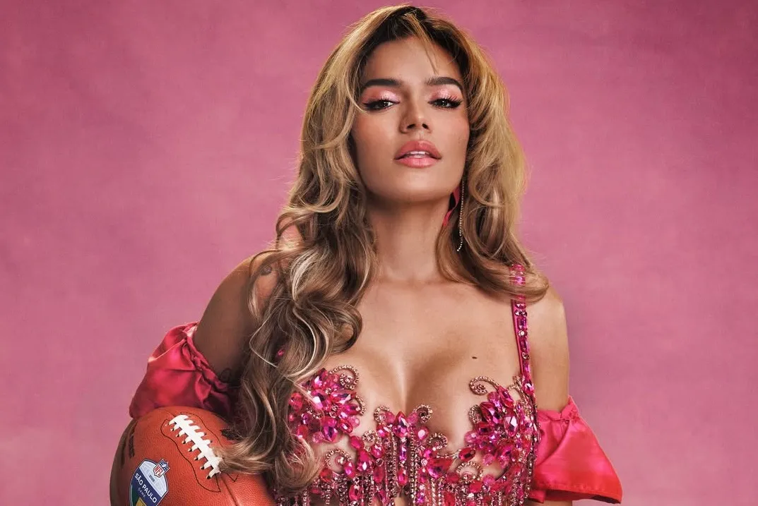 Karol G en anuncio de su próxima presentación en la NFL|Foto: Instagram / @karolg Karol G será la estrella del show de medio tiempo en el partido de la NFL en Brasil entre Chiefs y Chargers, el próximo 5 de septiembre. El evento histórico será transmitido completo y gratis para todo el mundo a través de YouTube.