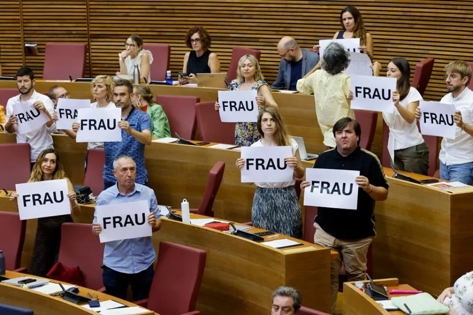 diputados de Compromís -  "Frau" (fraude) - EFE/Ana Escobar Los diputados de Compromís muestran carteles con el lema "Frau" (fraude) durante un pleno de Les Corts Valencianes, el pasado mes de junio. EFE/Ana Escobar