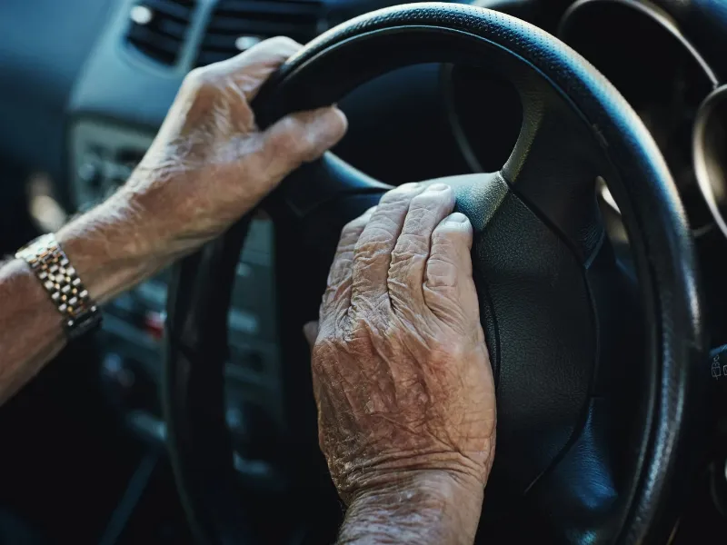dgt-nueva-norma-mayores-65 La DGT establece que los mayores de 65 años deberán acreditar no consumir ciertos fármacos ni padecer enfermedades que comprometan la seguridad vial para renovar el carnet de conducir