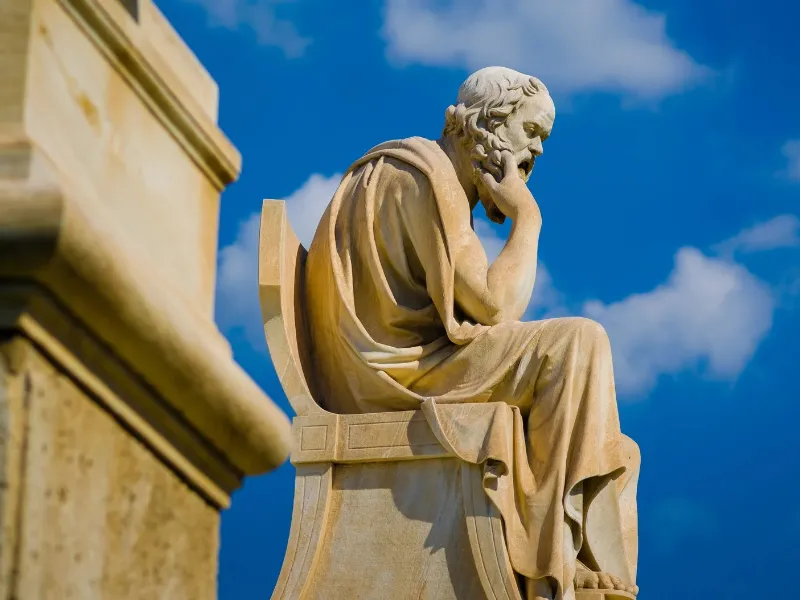 estatua-filosofo-seneca-estoicismo-moderno-bienestar-mental Conoce la vigencia de Séneca y el estoicismo en 2026. Cómo la filosofía del desapego mejora la salud mental según estudios recientes