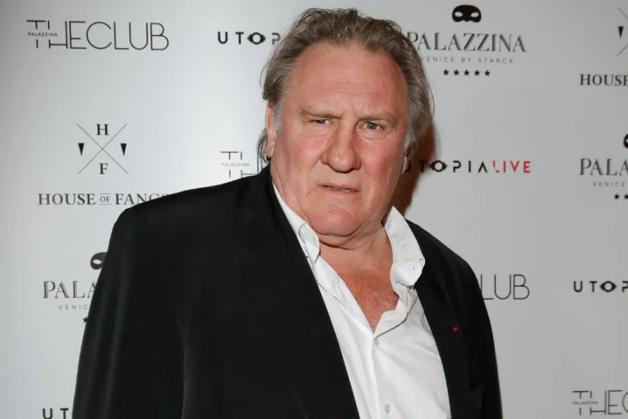Gerard Depardieu | Foto: Getty Images  Un fallo judicial de un tribunal penal en París, que puede ser recurrido, declaró culpable al actor francés Gérard Depardieu por el delito de agresión sexual contra dos mujeres, durante el rodaje de la película 'Les Volets verts'.