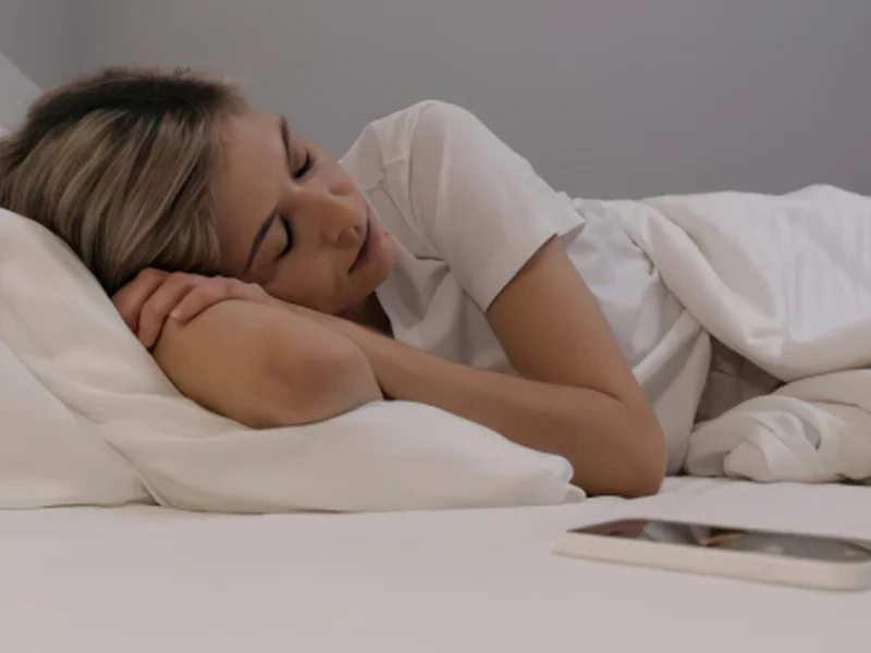 Persona descansando plácidamente en una habitación bien acondicionada para el sueño