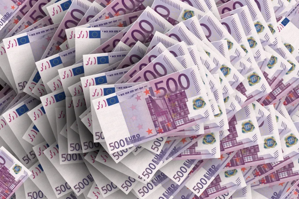 Billetes de quinientos euros 500 apilados 