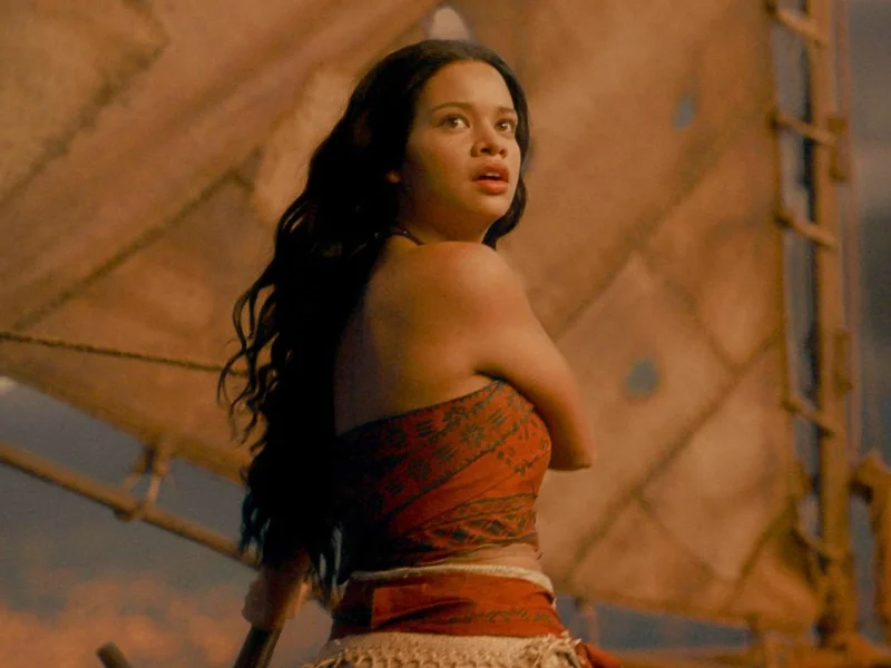 Vaiana de carne y hueso navegando en el océano en una toma cinematográfica