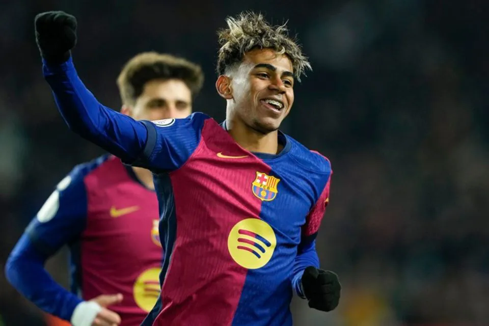 El delantero del Barcelona Lamine Yamal celebra tras marcar el quinto gol ante el Betis. EFE/Alejandro García