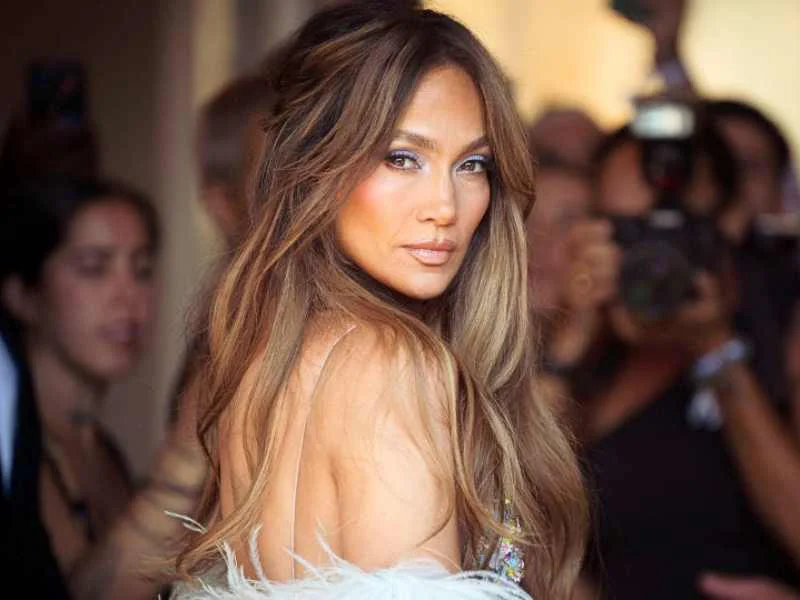 Jennifer Lopez posando en un evento internacional luciendo un atuendo de gala|Foto: Getty Images 