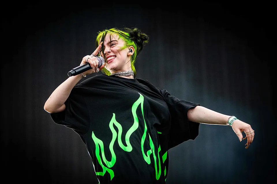 Billie Eilish en el festival de música Pukkelpop (2019)|Foto: Wikimedia Commons La estrella del pop Billie Eilish fue arrastrada violentamente del escenario mientras interactuaba con el público, en un incidente que ha reavivado la preocupación por la seguridad de los artistas en sus giras.