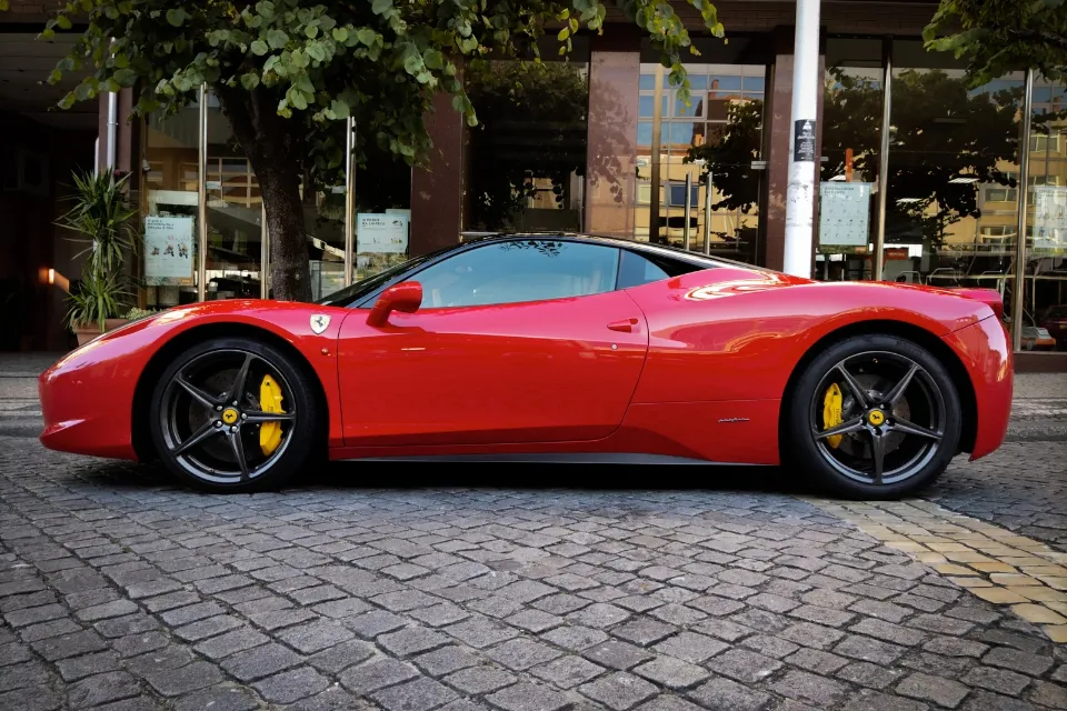 Ferrari y su lista negra Ferrari y su lista negra: por qué ni el dinero garantiza un superdeportivo. Ser millonario no basta para tener un Ferrari, antes hay que ganarse su aprobación