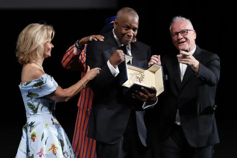 El actor estadounidense Denzel Washington al recibir la Palma de Oro Honorífica|Foto: EFE/EPA/Sameer Al Doumy Denzel Washington es galardonado con una Palma de Oro de honor en Cannes