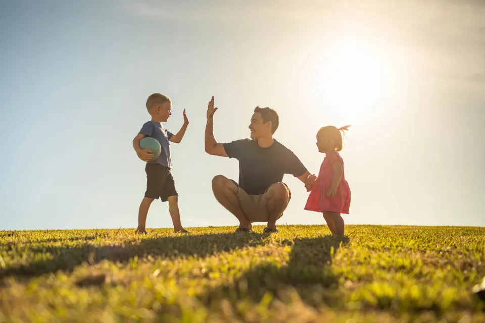 Papá - hijo - hija - niños jugando con papá 