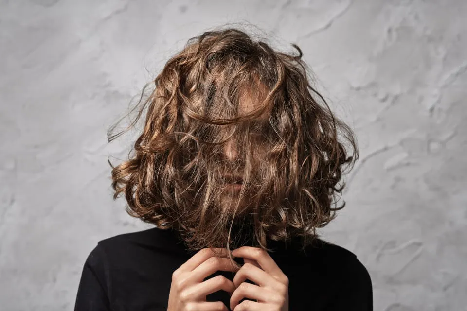 Mujer con cabello en la cara