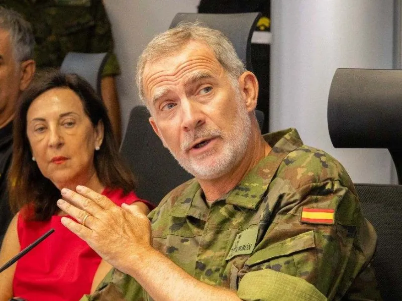 El rey Felipe VI|Foto: El Economista  El rey Felipe VI actúa en primera línea contra incendios devastadores, y ha suspendido sus vacaciones para coordinar la respuesta ante los incendios forestales 