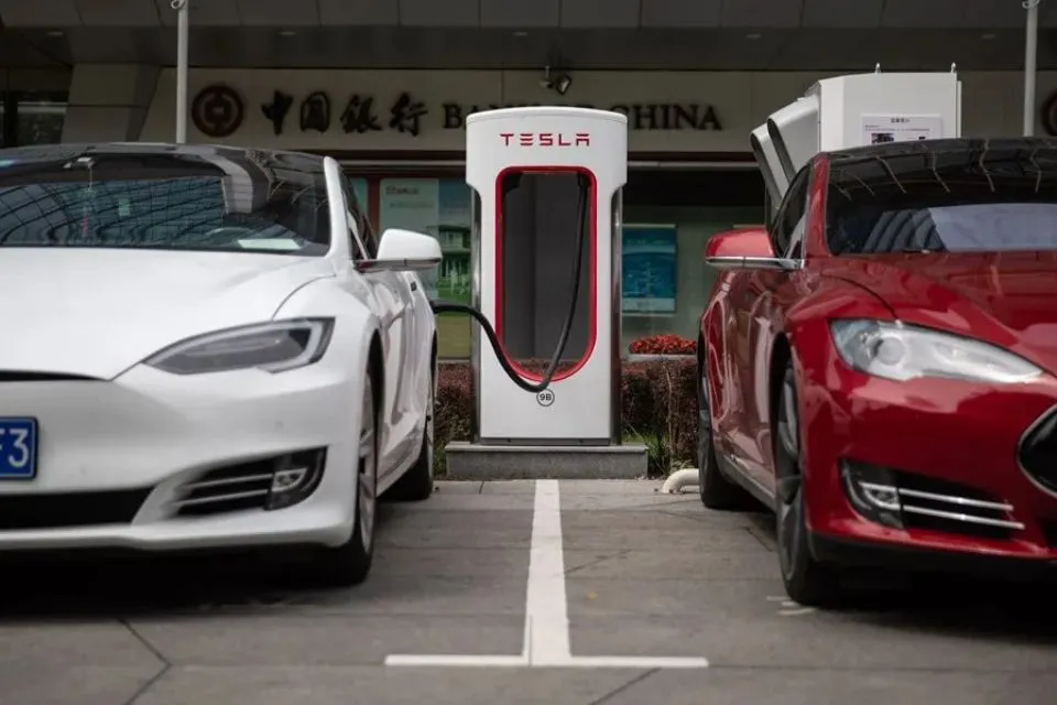 Coches eléctricos de la compañía Tesla|Foto: EFE/Roman Pilipey Las ventas de Tesla caen a la mitad en Europa