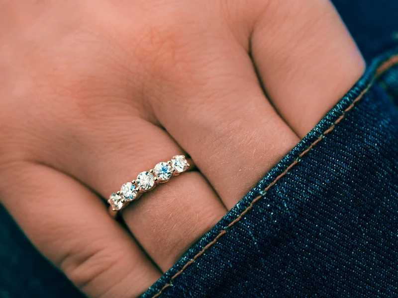 Una mano luciendo un anillo de divorcio rediseñado con diamantes en el dedo