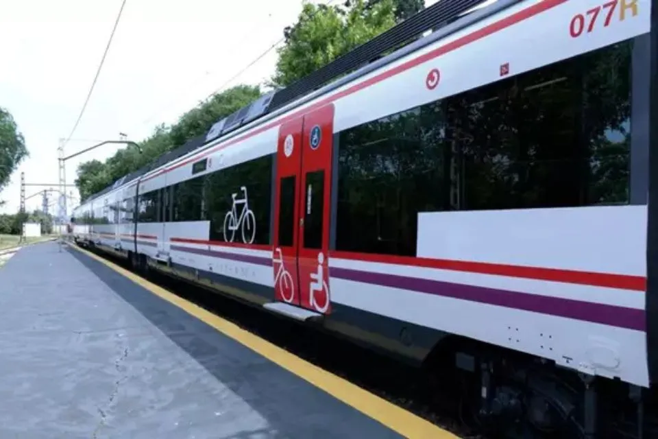 Tren de Cercanías habilitado para bicis y sillas de ruedas|Foto: Europa Press/Renfe Renfe permitirá llevar bicis sin desmontar en Avant 