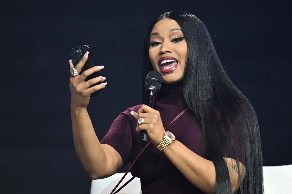 Nicky Minaj compartió escenario con Erika Kirk | Foto: AP Nicky Minaj apareció de manera sorpresiva en la conferencia AmericaFest 2026 de Turning Point USA, donde brindó un contundente respaldo a la administración Trump-Vance.