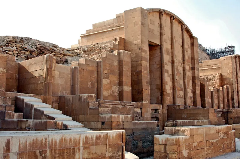 Zona arqueológica de Saqqara|Foto: Javier Martín Espartosa / Flickr Una pieza de piedra caliza de la época del faraón Pepi II ha desaparecido de su tumba-museo en Saqqara, que permanecía sellada desde 2019. El Ministerio de Antigüedades egipcio ha remitido el caso a la Fiscalía mientras intensifica la seguridad en las necrópolis ante una alarmante oleada de robos al patrimonio.