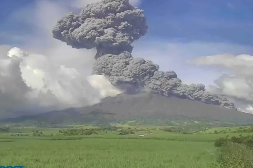 EFE/EPA/Instituto Filipino de Vulcanología y Sismología (Phivolcs) Filipinas-Captura-video-erupción-volcánMonteKanlaon-Negros